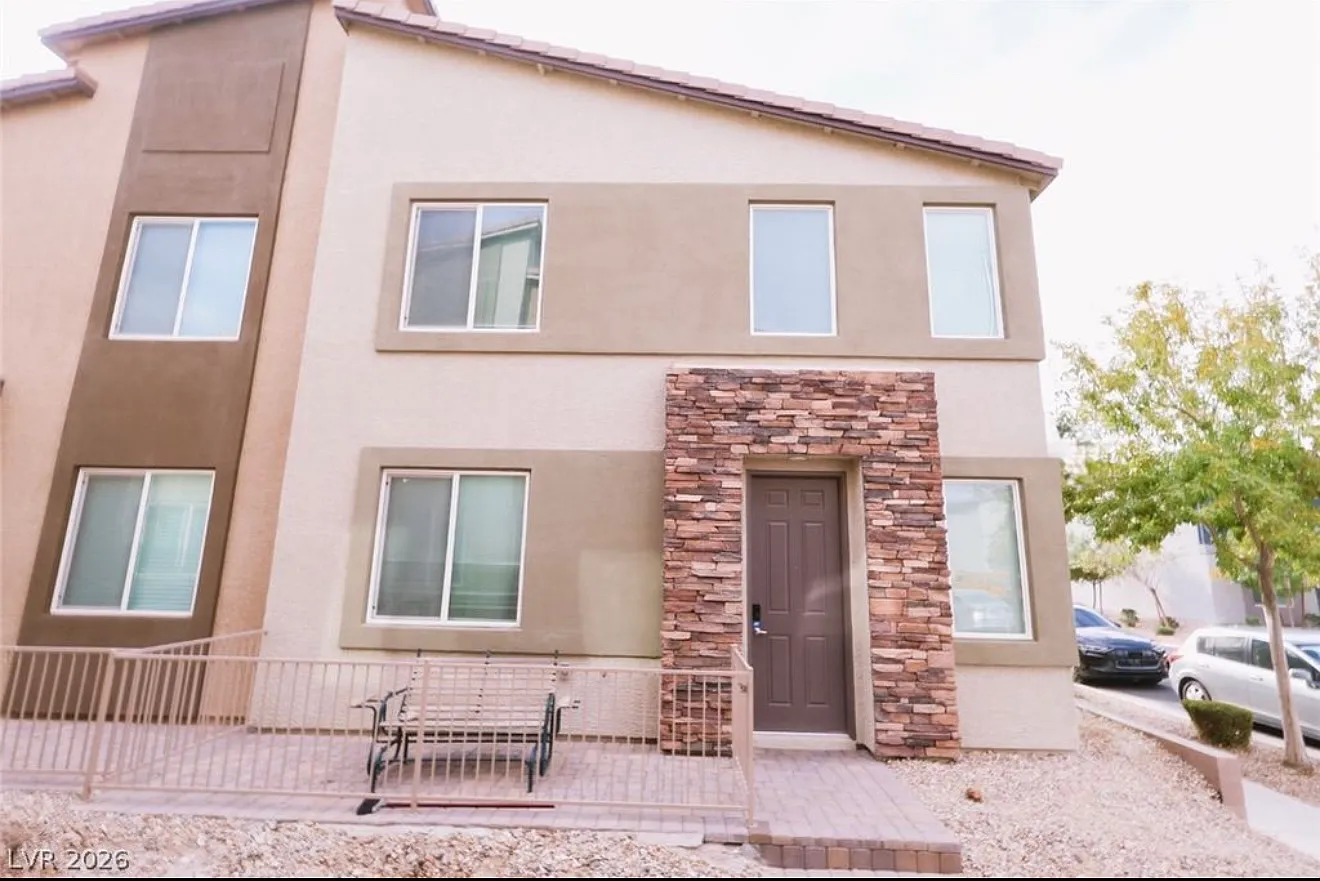 3 bed, 1744 sqft, $2,050 — Photo 1
