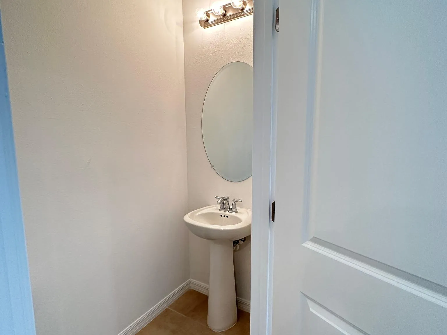 3 bed, 2.5 bath, 1373 sqft, $2,200 — Photo 3