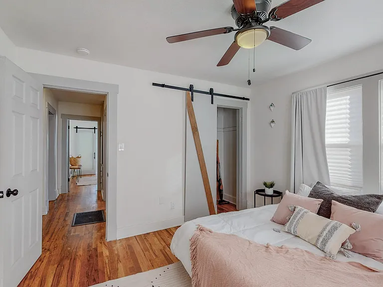 221 Girard Blvd SE — Photo 16