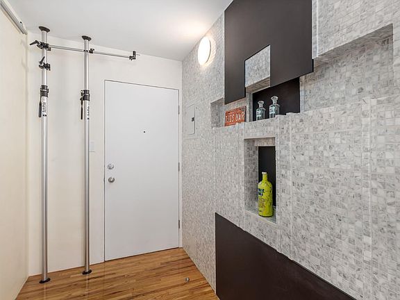 3rd image of 112 23rd Ave SW #306