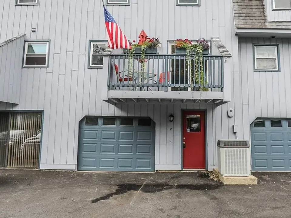 2 Bluestone Dr #2