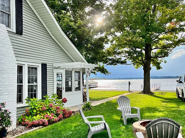 1068 Shoreline Dr, Brooklyn, MI 49230