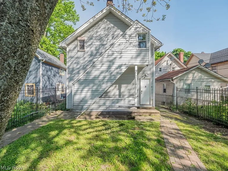 Private entry to the unit from the back of the home. Off street parking is accessible behind the house on John Ct. This unit comes with 1 parking spot (& free street parking).