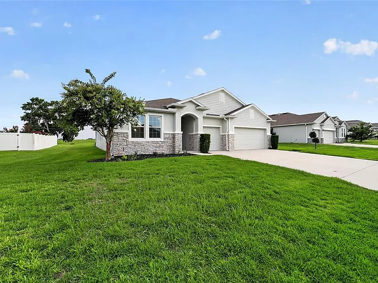 4572 SW 65th Pl — Photo 3