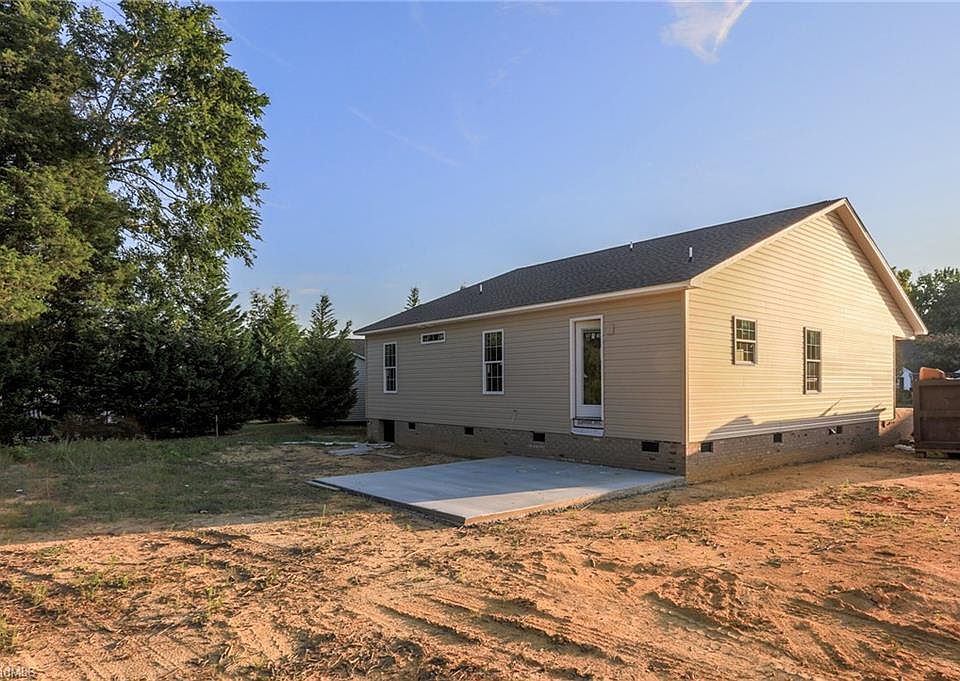 2nd image of 121 Santa Fe Cir