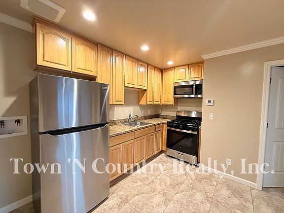 5th image of 1687 Siskiyou Dr Unit A