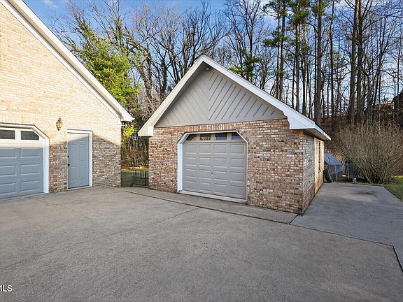 5th image of 425 Rosewood Ln