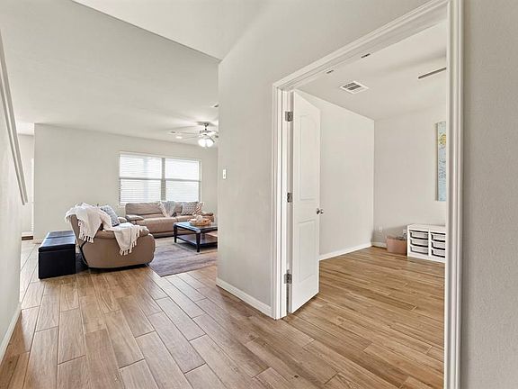 4th image of 502 Gladney Dr