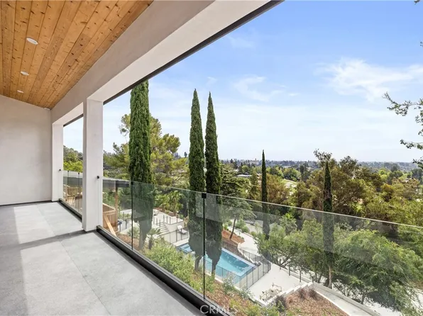 122 Patrician Way, Pasadena, CA 91105