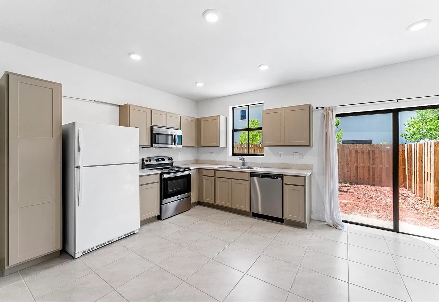3 bed, 1380 sqft, $2,700 — Photo 1