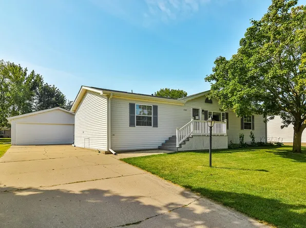 5521 Mahogany Ln, Roscoe, IL 61073