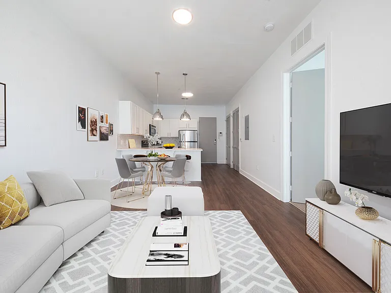 Rise Lakeview — Photo 9