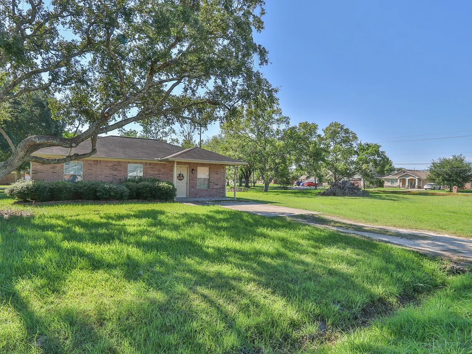 3 bed, 1.0 bath, 962 sqft, $1,900 — Photo 3