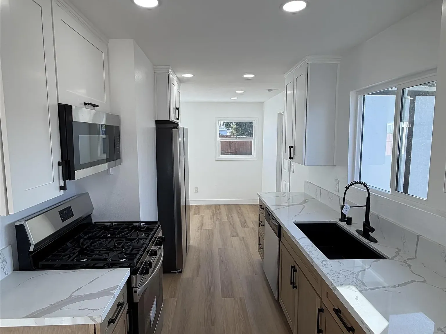 2 bed, 1.0 bath, 808 sqft, $2,795 — Photo 4