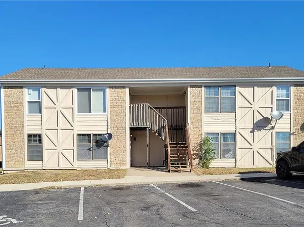 910 S Edgebrook Ln, Olathe, KS 66061