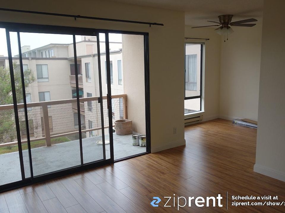 Living room & balcony