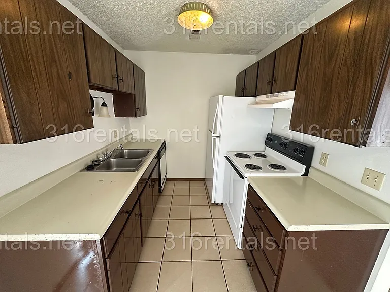 351 E Marion Ct — Photo 5