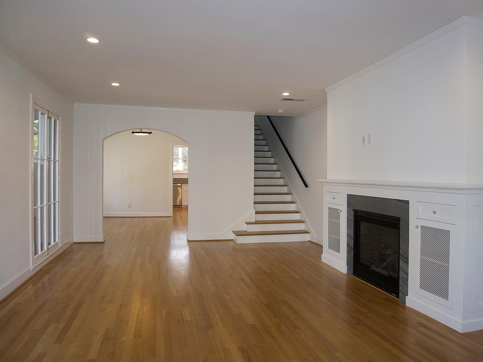 1st image of 242 N Irving Blvd
