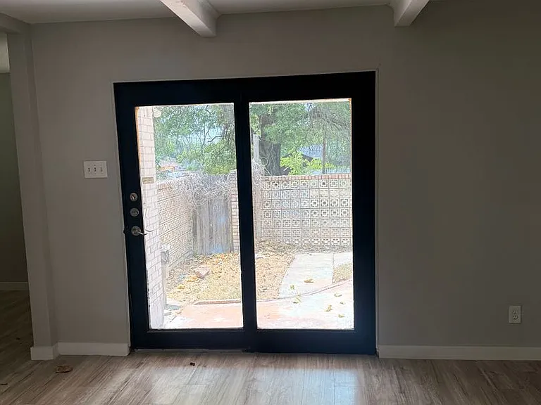1120 Misty Glen Ln — Photo 15