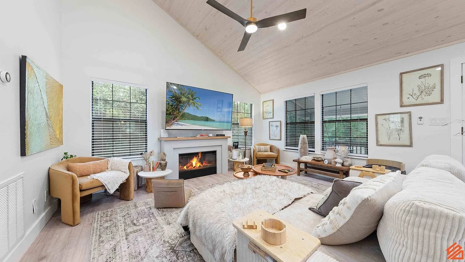 2 bed, 2.0 bath, 12744 sqft, $3,635 — Photo 4
