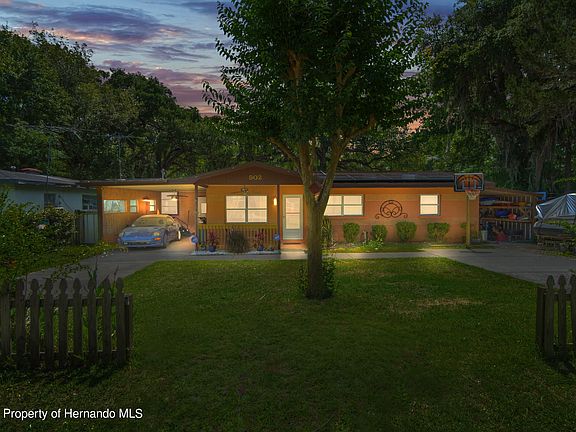 3rd image of 902 Whiteway Dr