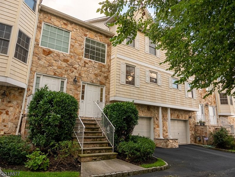 1st image of 28 Belle Oaks Ln