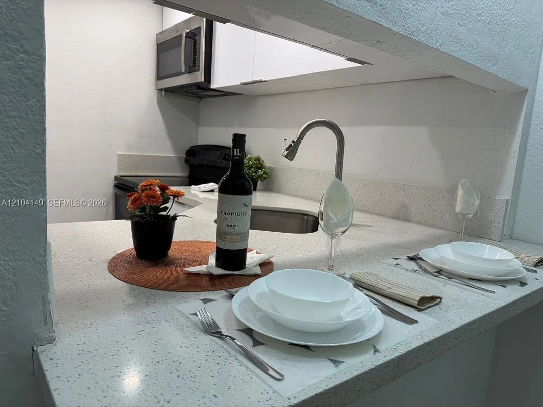 Yolanda Villas Condo — Photo 2