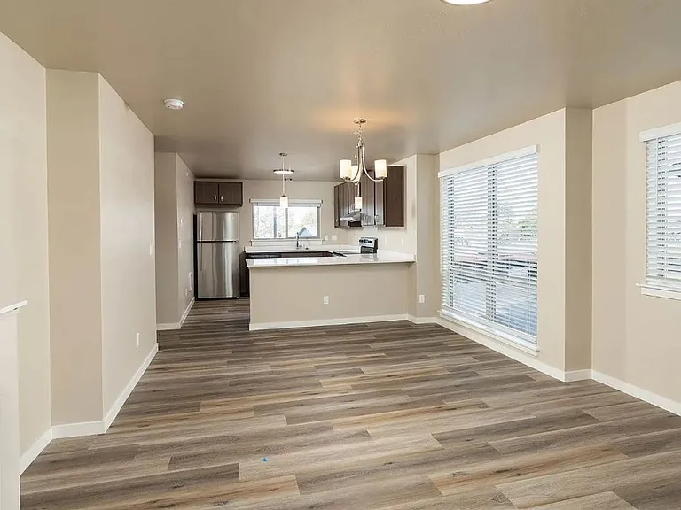 Salmon Crossing Apartments — Photo 4