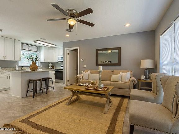4th image of 1700 Sable Palm Ln
