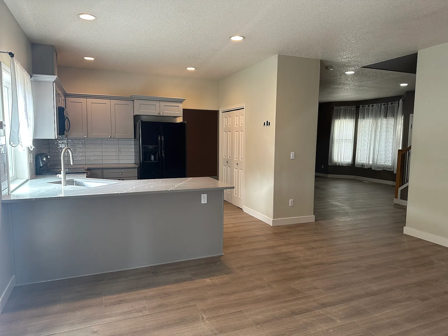 4 bed, 2.5 bath, 2212 sqft, $2,900 — Photo 3
