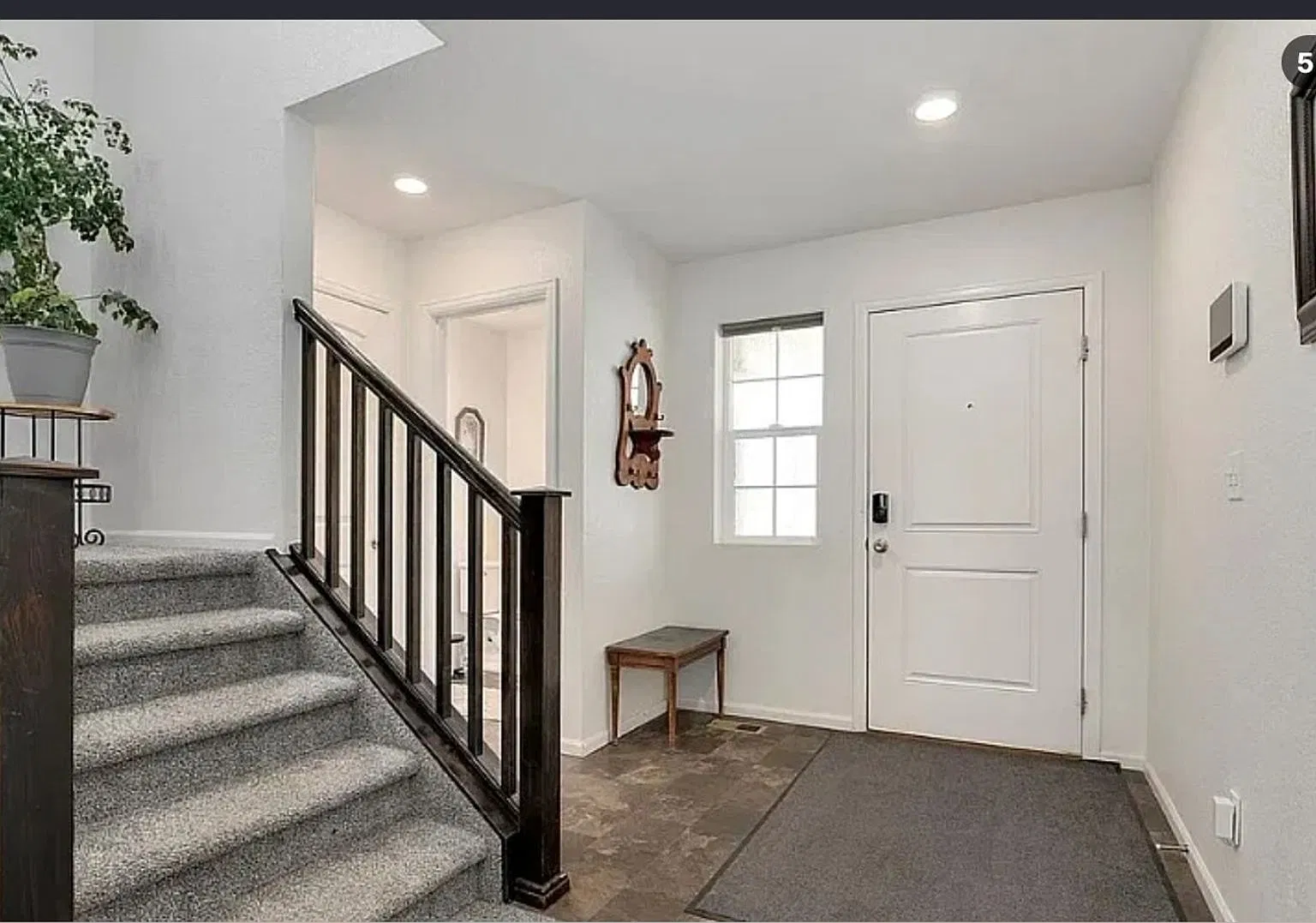 Spacious 4BR House in Aurora — Photo 2