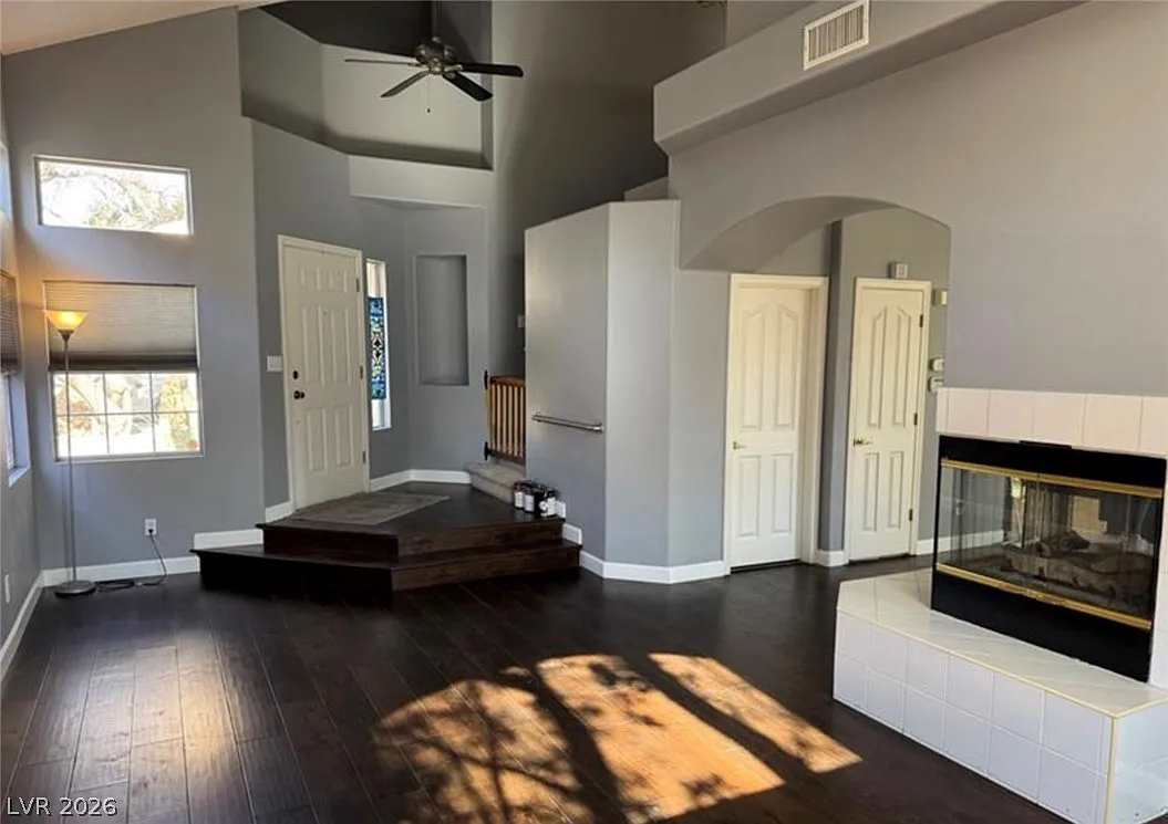 3 bed, 2.5 bath, 1928 sqft, $2,339 — Photo 2