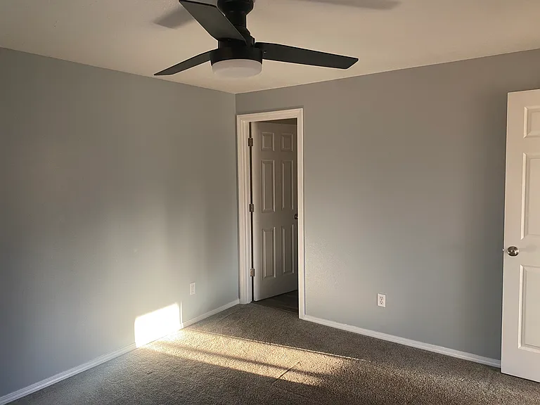 836 Fairmont Dr NE — Photo 29