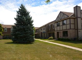 348 Willow Grove Dr, Pewaukee, WI 53072