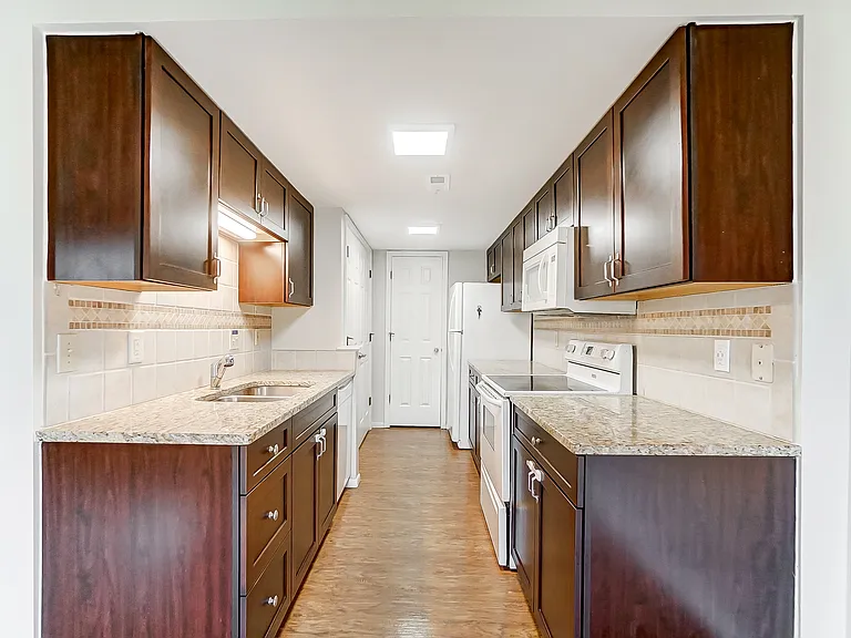 1804 Cliffview Ln — Photo 13