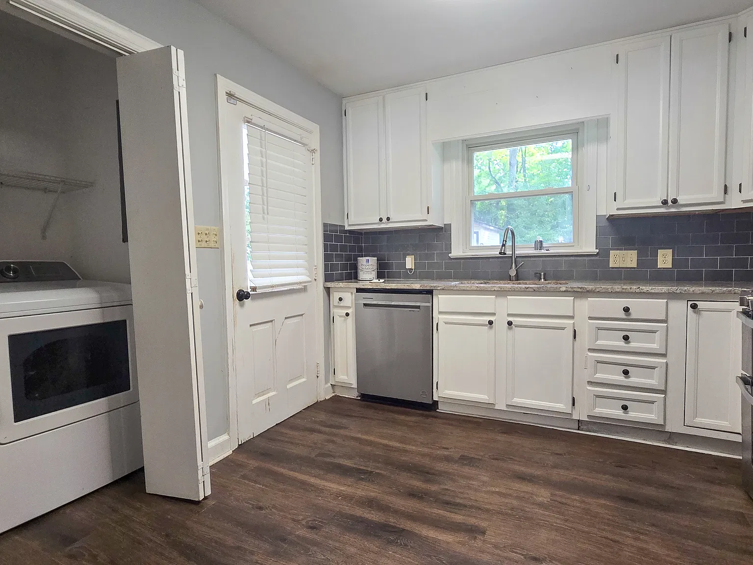 3 bed, 912 sqft, $1,400 — Photo 2