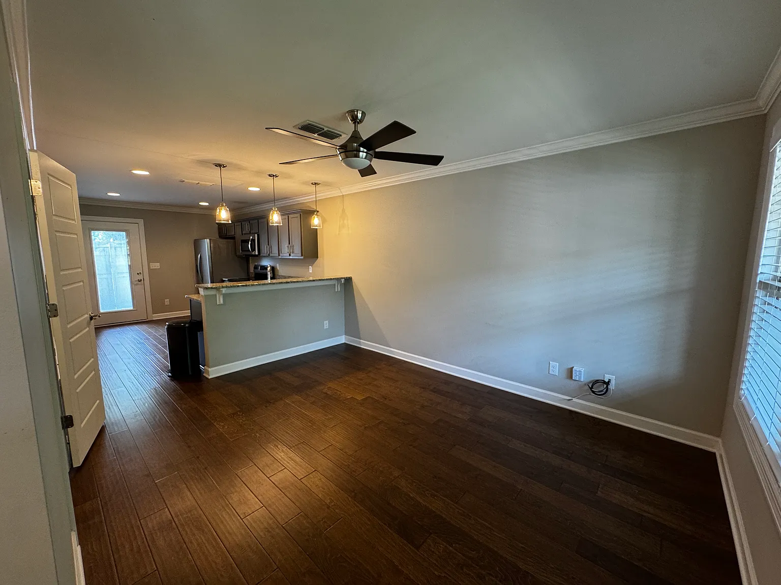 2 bed, 1.5 bath, 941 sqft, $1,650 — Photo 2