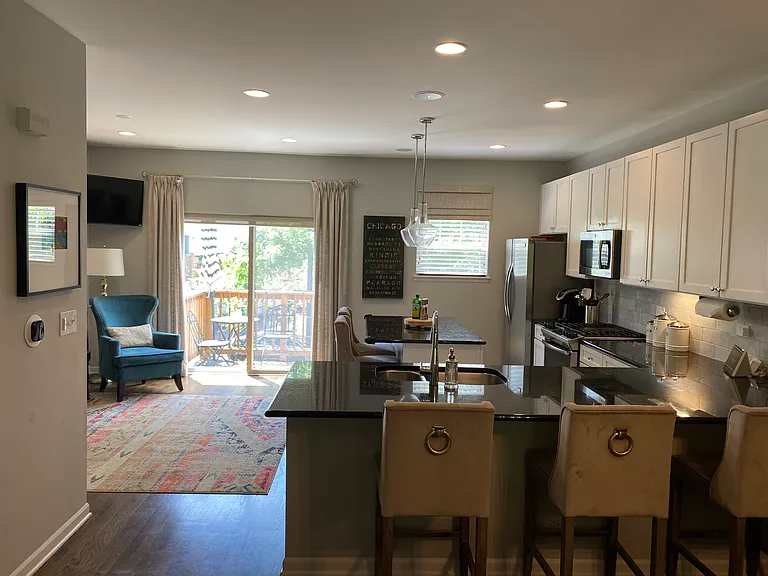 3237 N Talman Ave — Photo 11