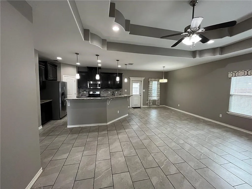 3 bed, 2.0 bath, 1595 sqft, $2,350 — Photo 3