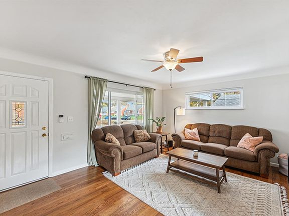 3rd image of 1027 Harbury Dr