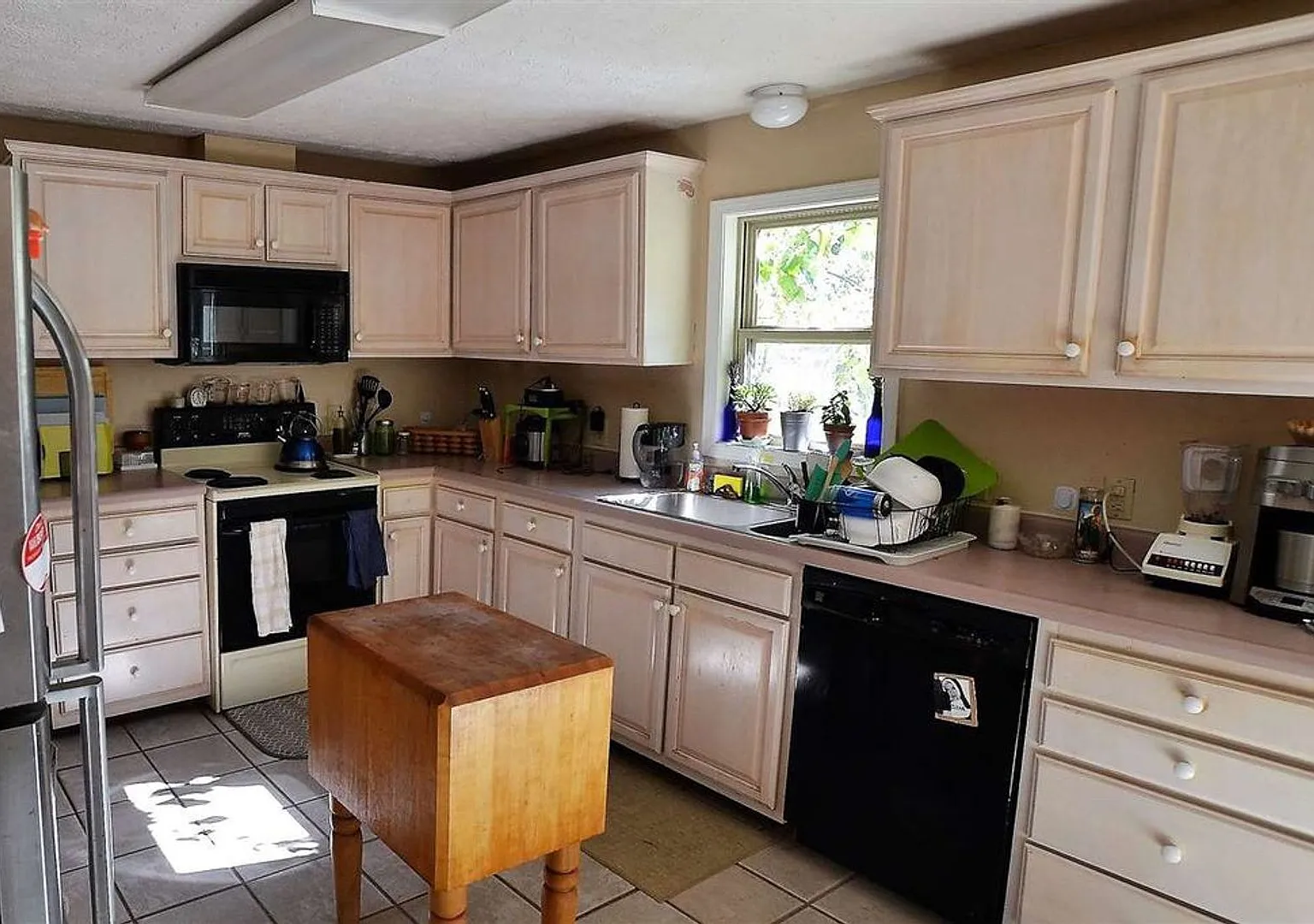 Incredible location! 4 BD/2 BA Home. Across from IU Golf Course and Baseball Field. — Photo 4
