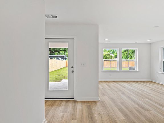 4th image of 1818 Helm Ave