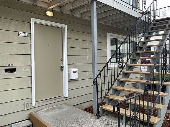 2nd image of 2554-2560 NE Hoyt St