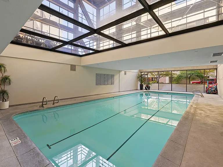 Pool (indoor)