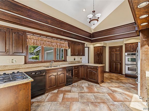4th image of 687 Mountain View Dr