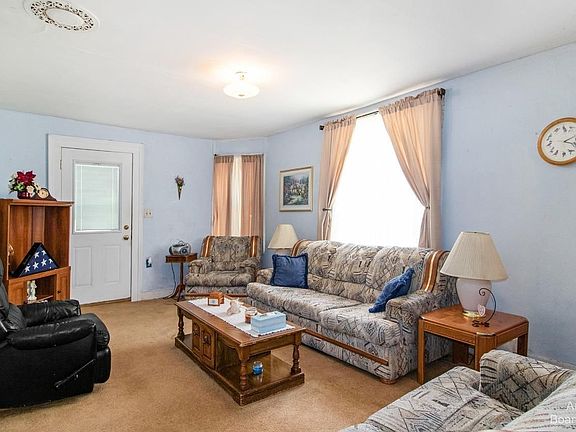 4th image of 131 Lakeside Dr