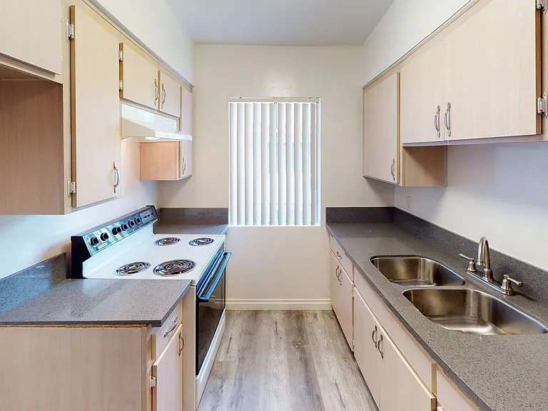 Collins Apts..Gorgeous Newly Remodeled Spacious Units Available..Great Location! — Photo 8