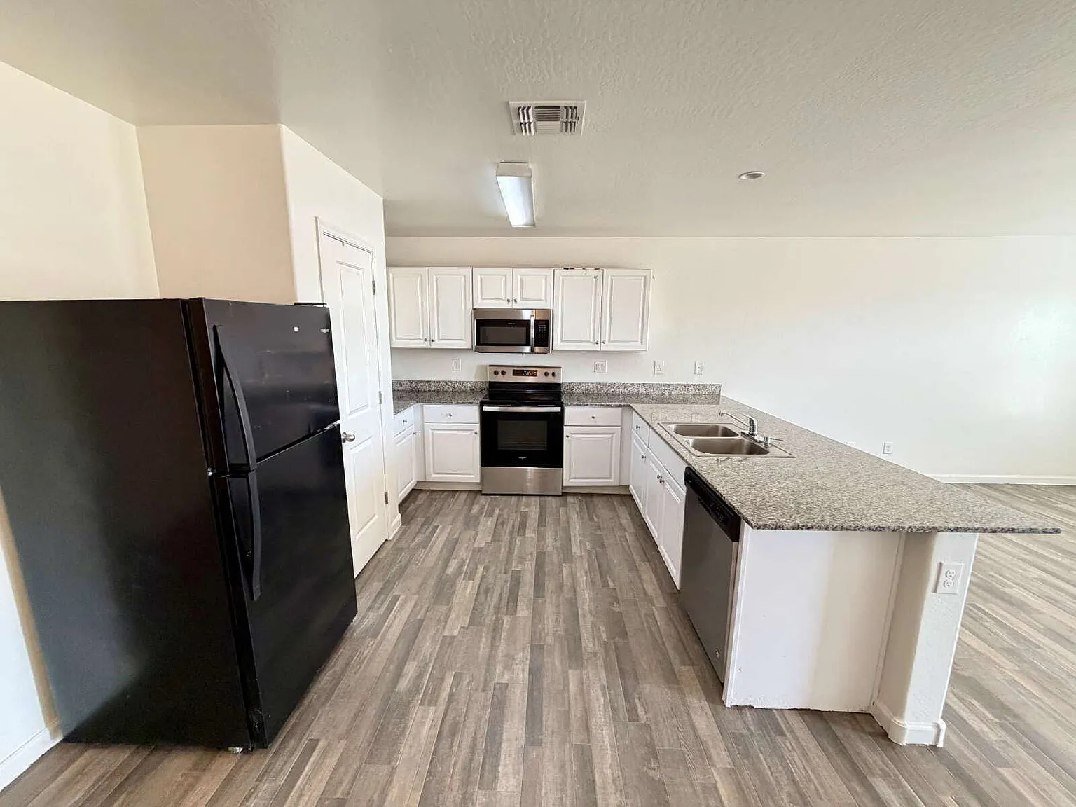 4 bed, 2.0 bath, 1414 sqft, $1,825 — Photo 3
