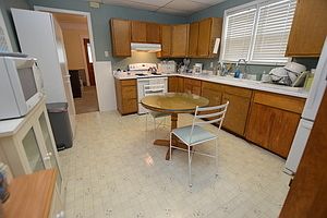 4th image of 810 Julien St
