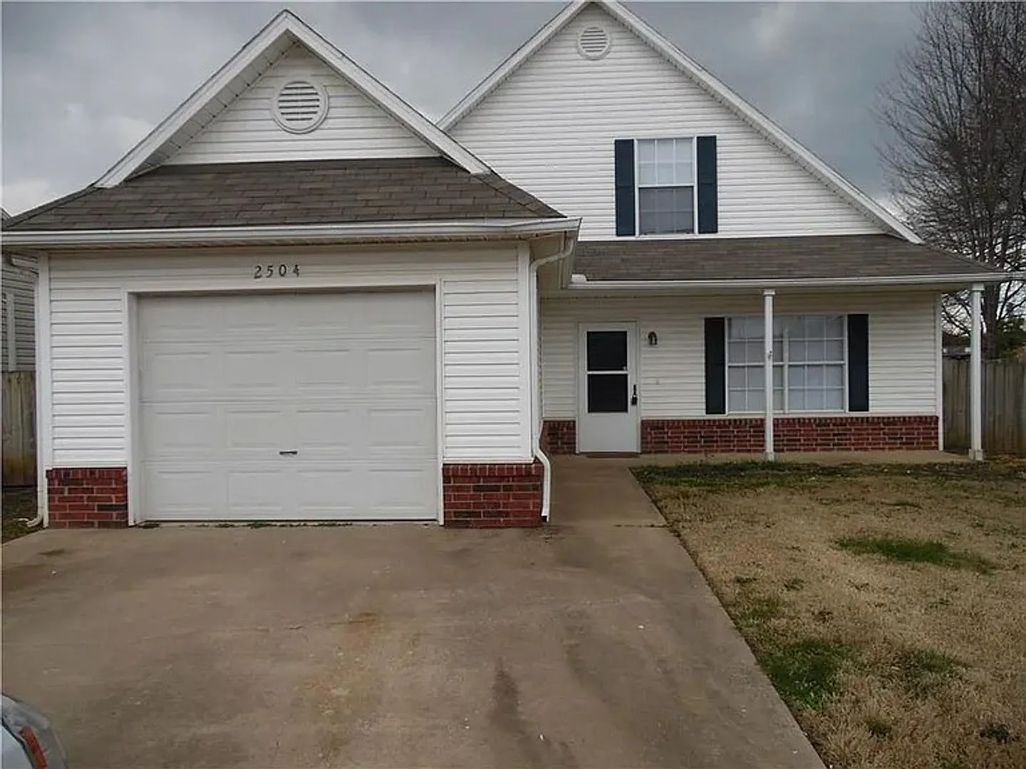 Welcome to this stunning 3-bedroom, 2-bathroom home located in the heart of Bentonville — Photo 1